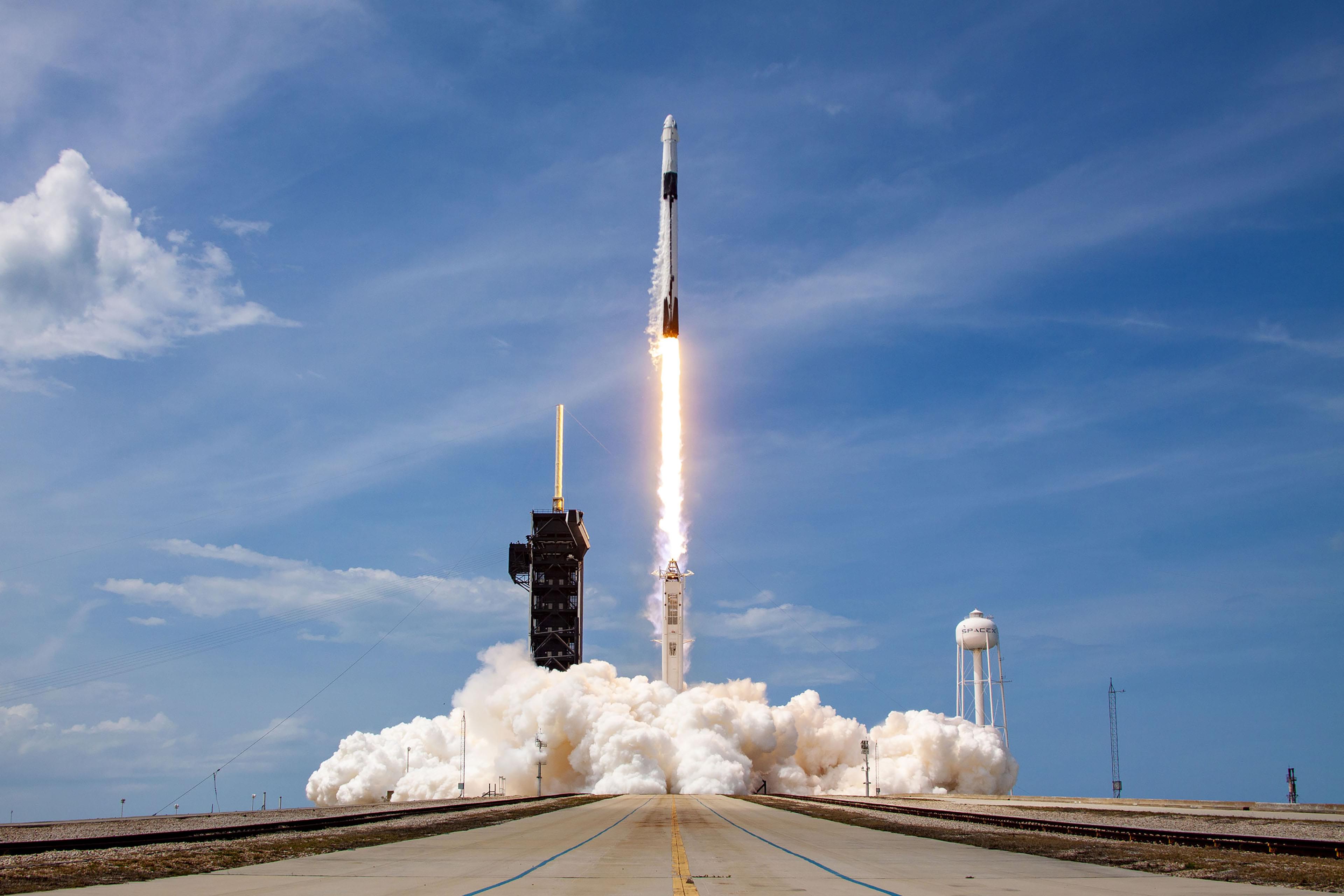 SpaceX Falcon 9 ロケットモデル F9_DM2_LAUNCH_800x1200_Mobile.jpg